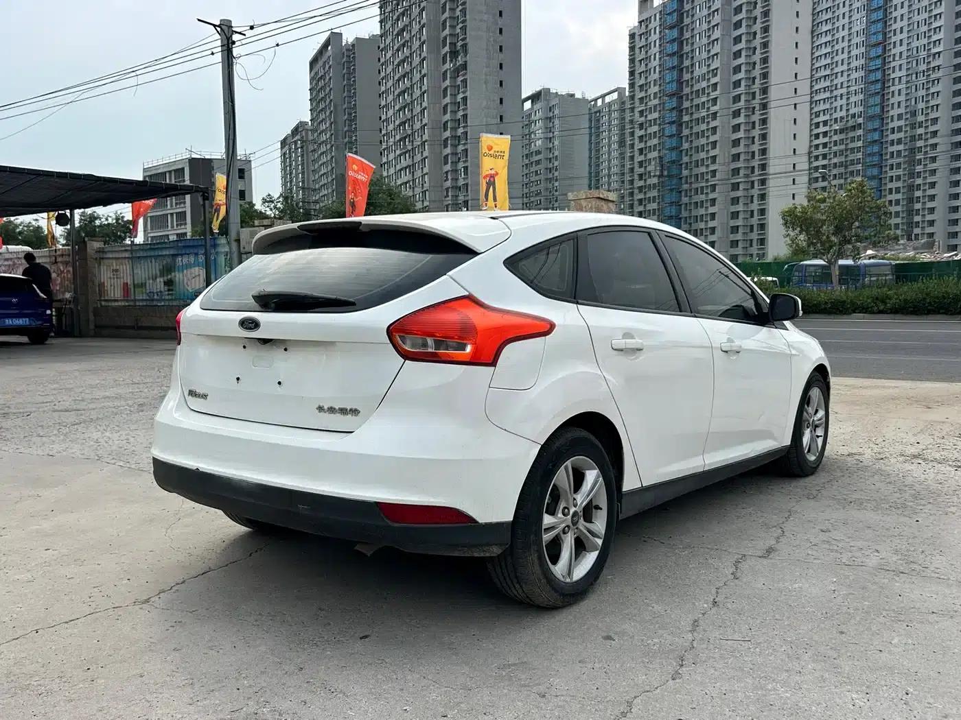 Ford Focus 2017 Hatchback 1.6L Automatic Comfort Smart Edition — миниатюра 8