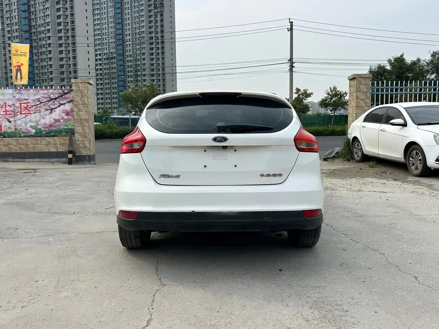Ford Focus 2017 Hatchback 1.6L Automatic Comfort Smart Edition — миниатюра 9