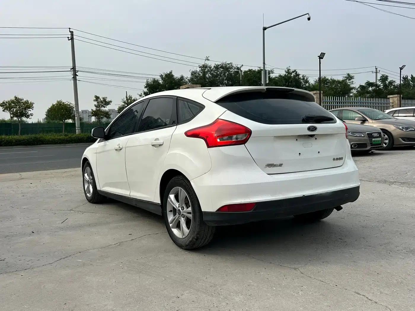 Ford Focus 2017 Hatchback 1.6L Automatic Comfort Smart Edition — миниатюра 10