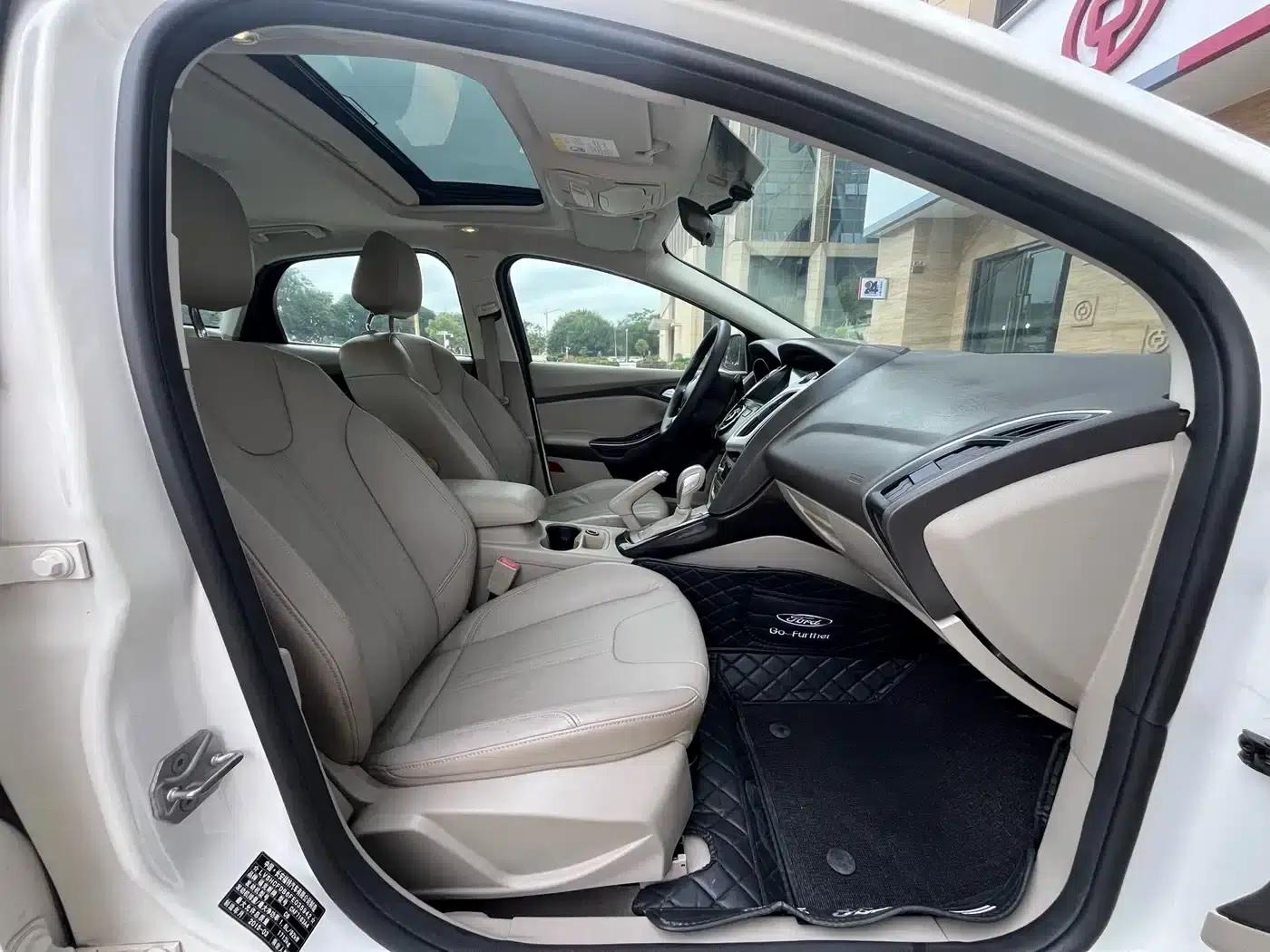 Ford Focus 2012 Sedan 1.6L Automatic Comfort — миниатюра 11