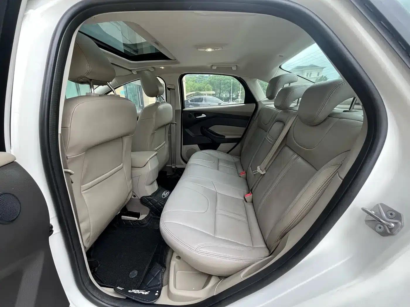 Ford Focus 2012 Sedan 1.6L Automatic Comfort — миниатюра 12