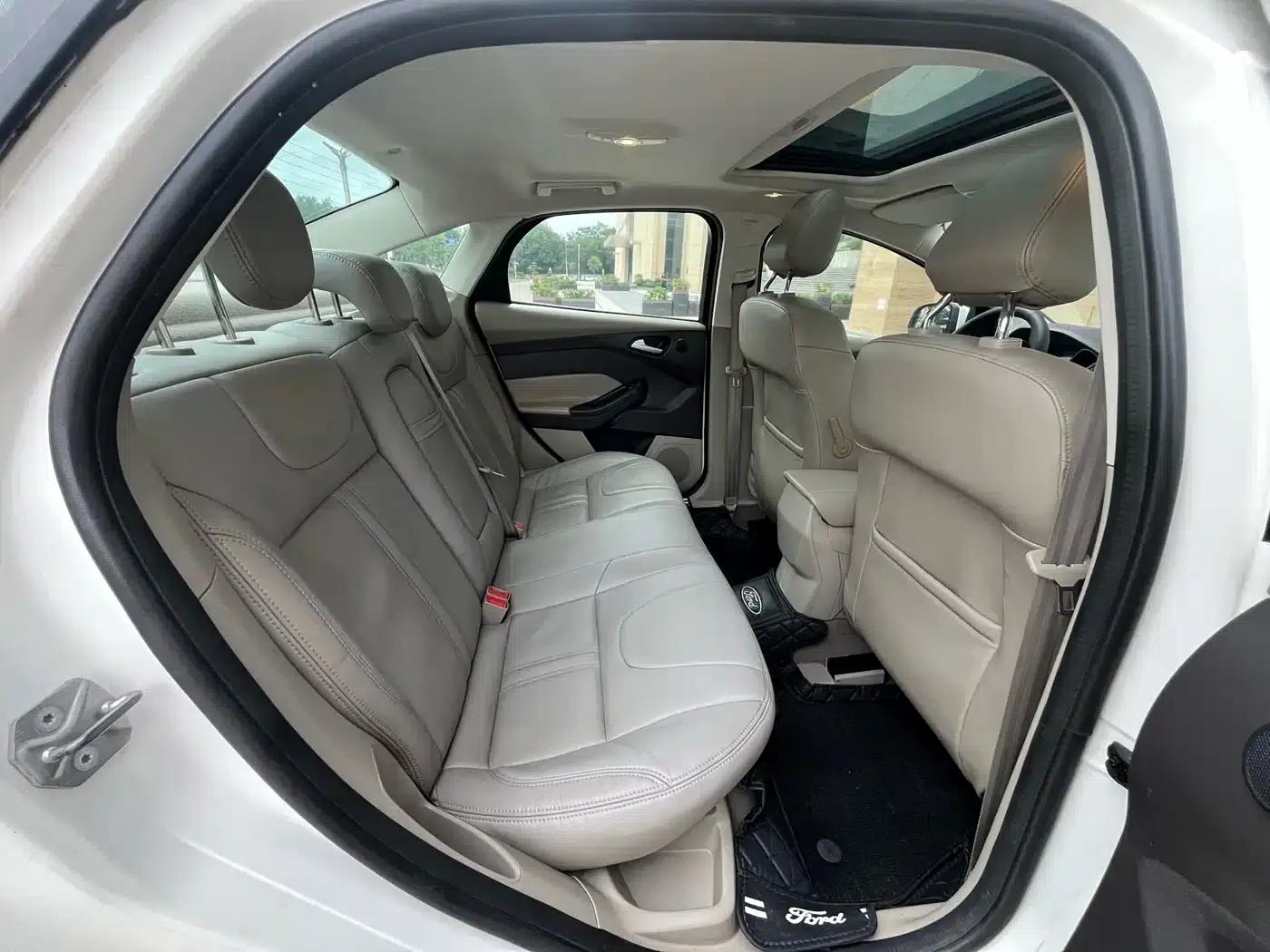Ford Focus 2012 Sedan 1.6L Automatic Comfort — миниатюра 13