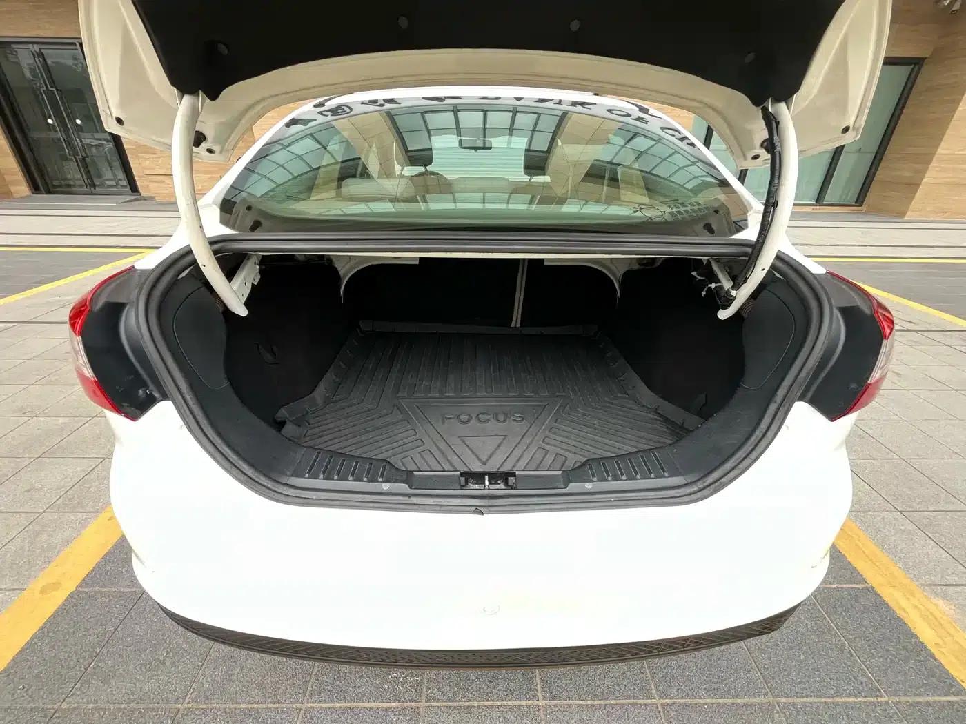 Ford Focus 2012 Sedan 1.6L Automatic Comfort — миниатюра 15