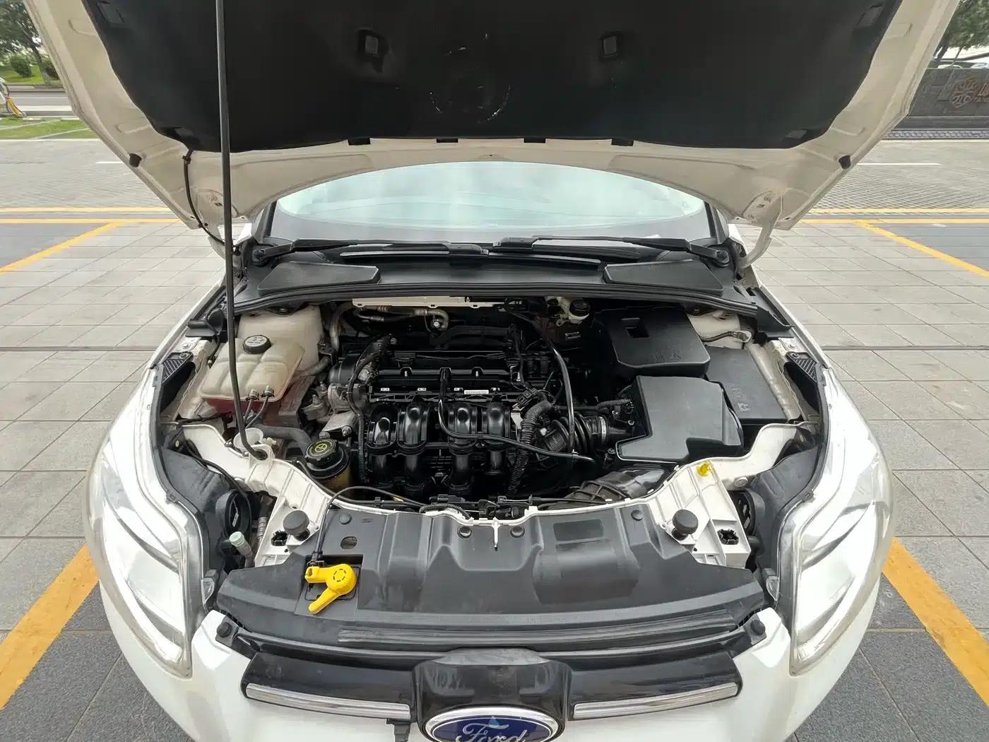 Ford Focus 2012 Sedan 1.6L Automatic Comfort — миниатюра 16