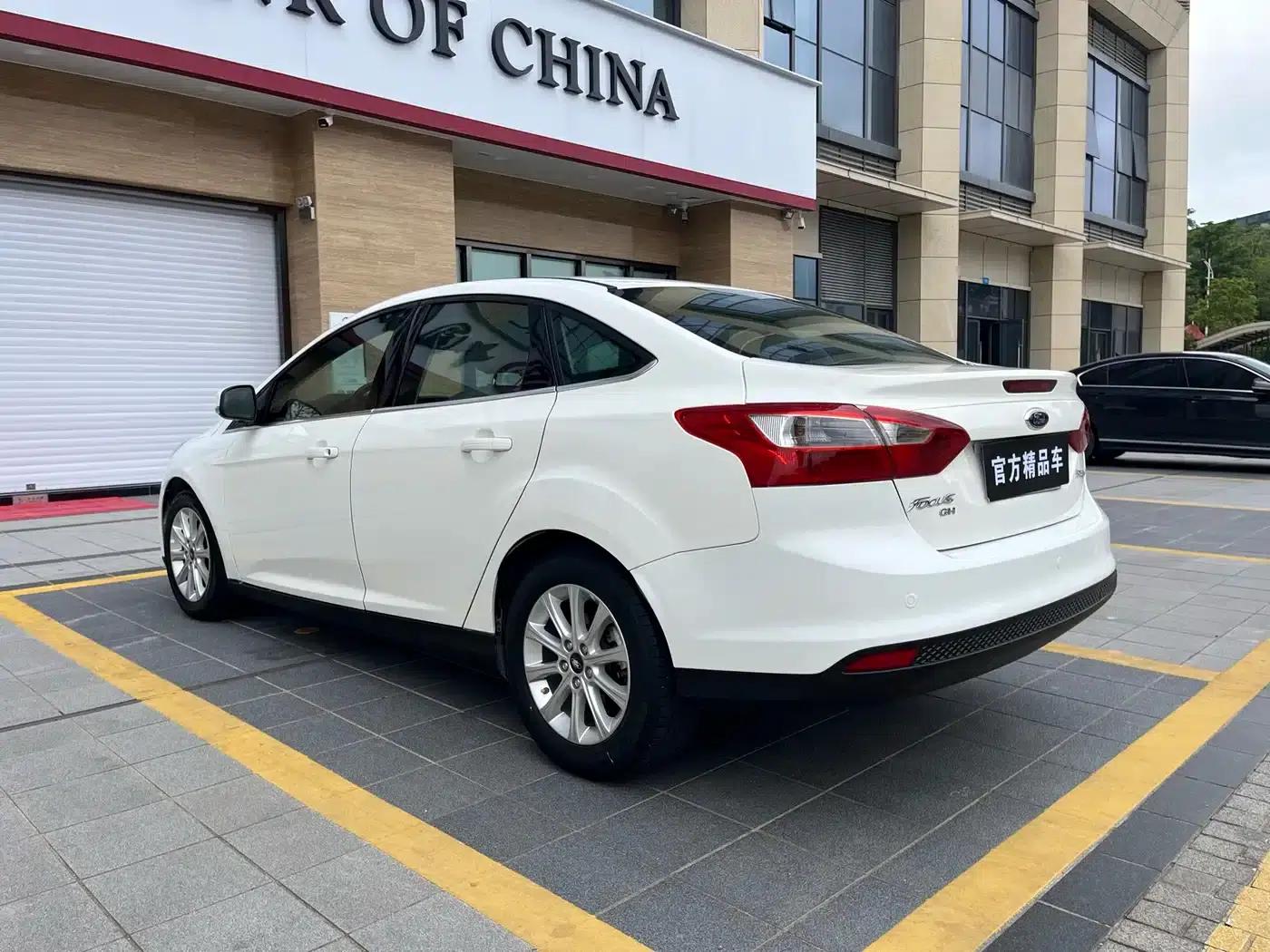 Ford Focus 2012 Sedan 1.6L Automatic Comfort — миниатюра 3