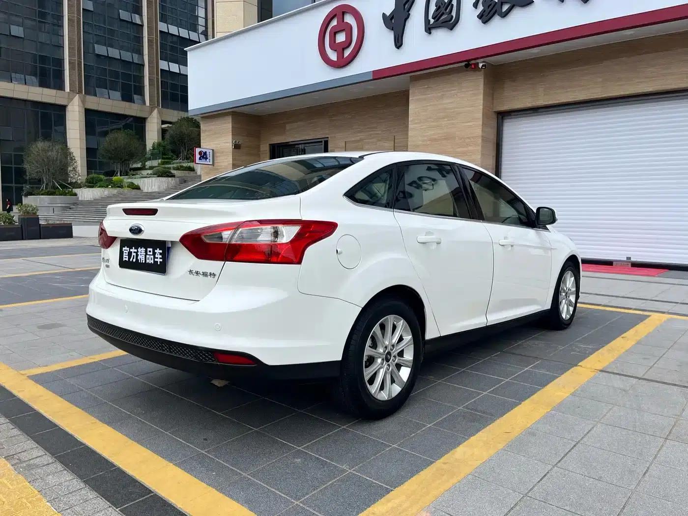 Ford Focus 2012 Sedan 1.6L Automatic Comfort — миниатюра 4
