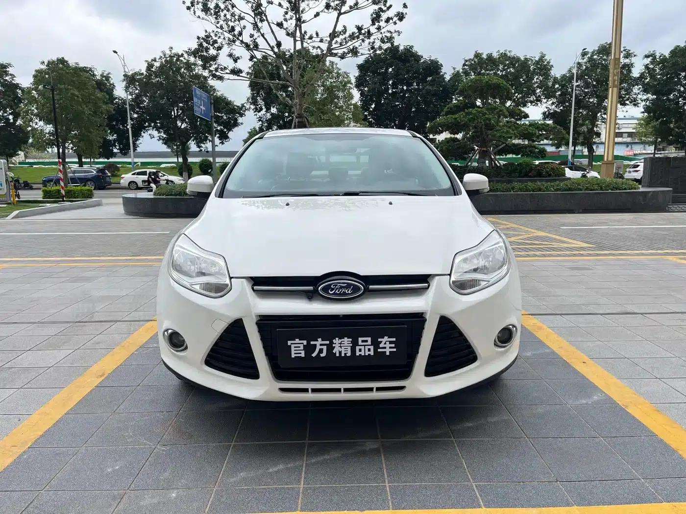 Ford Focus 2012 Sedan 1.6L Automatic Comfort — миниатюра 5