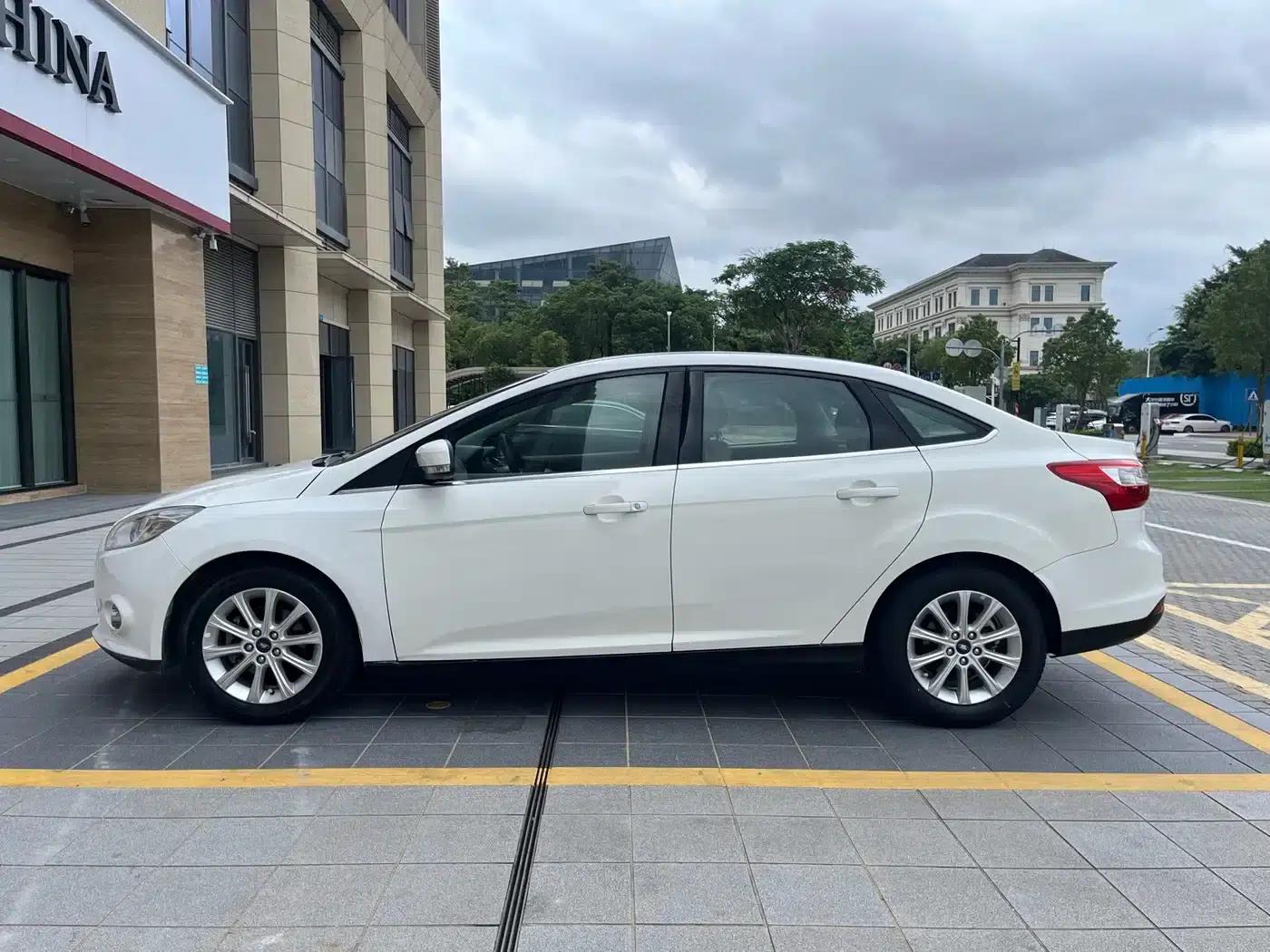 Ford Focus 2012 Sedan 1.6L Automatic Comfort — миниатюра 7