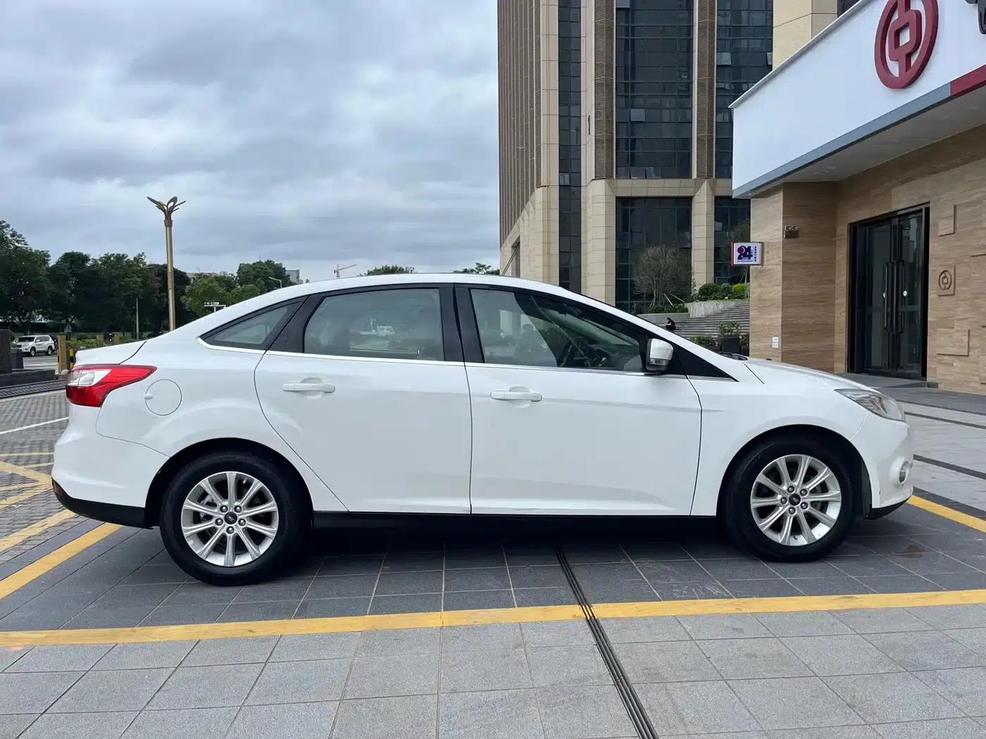 Ford Focus 2012 Sedan 1.6L Automatic Comfort — миниатюра 8