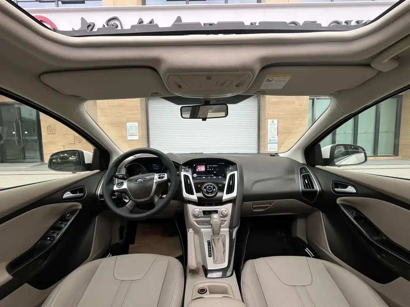 Ford Focus 2012 Sedan 1.6L Automatic Comfort — миниатюра 9