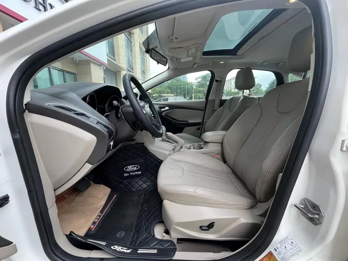 Ford Focus 2012 Sedan 1.6L Automatic Comfort — миниатюра 10