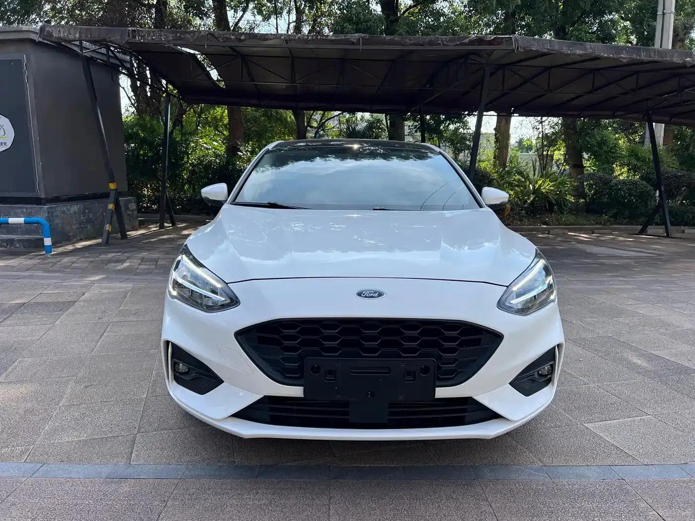 Ford Focus 2021 Hatchback EcoBoost 180 Automatic Trend Edition — миниатюра 1
