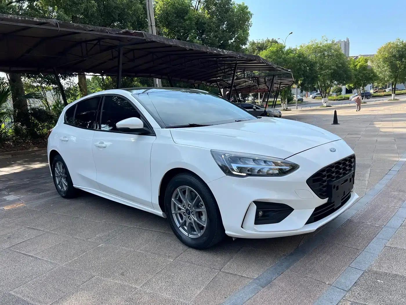Ford Focus 2021 Hatchback EcoBoost 180 Automatic Trend Edition — миниатюра 3