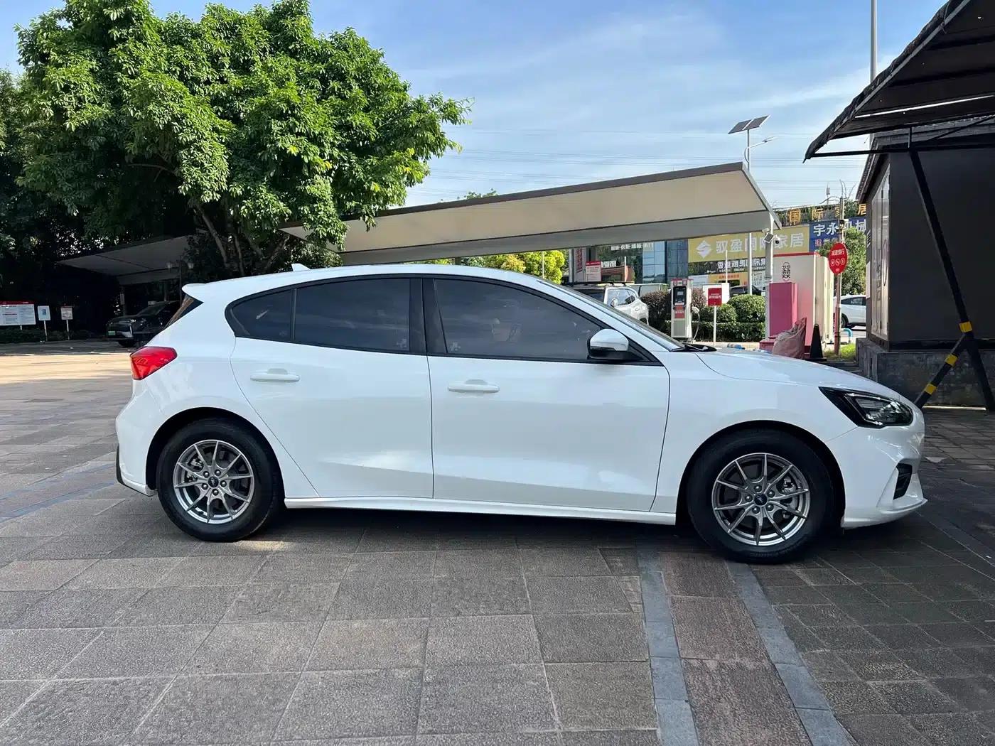 Ford Focus 2021 Hatchback EcoBoost 180 Automatic Trend Edition — миниатюра 6
