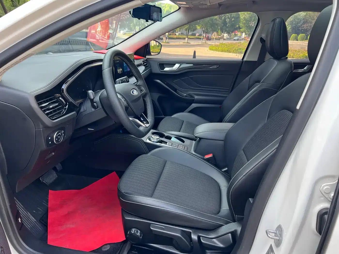 Ford Focus 2021 Hatchback EcoBoost 180 Automatic Trend Edition — миниатюра 8