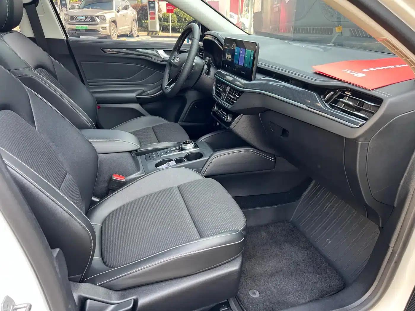 Ford Focus 2021 Hatchback EcoBoost 180 Automatic Trend Edition — миниатюра 9