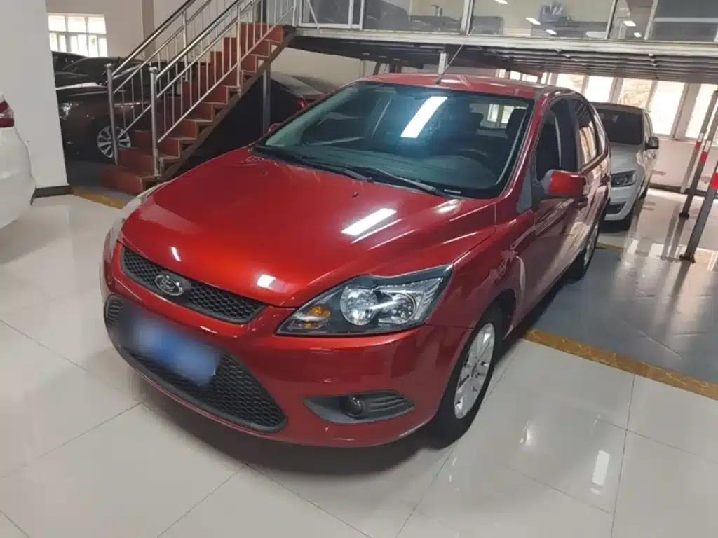 Ford Focus 2013 Hatchback Classic 1.8L Automatic Basic Model — миниатюра 1