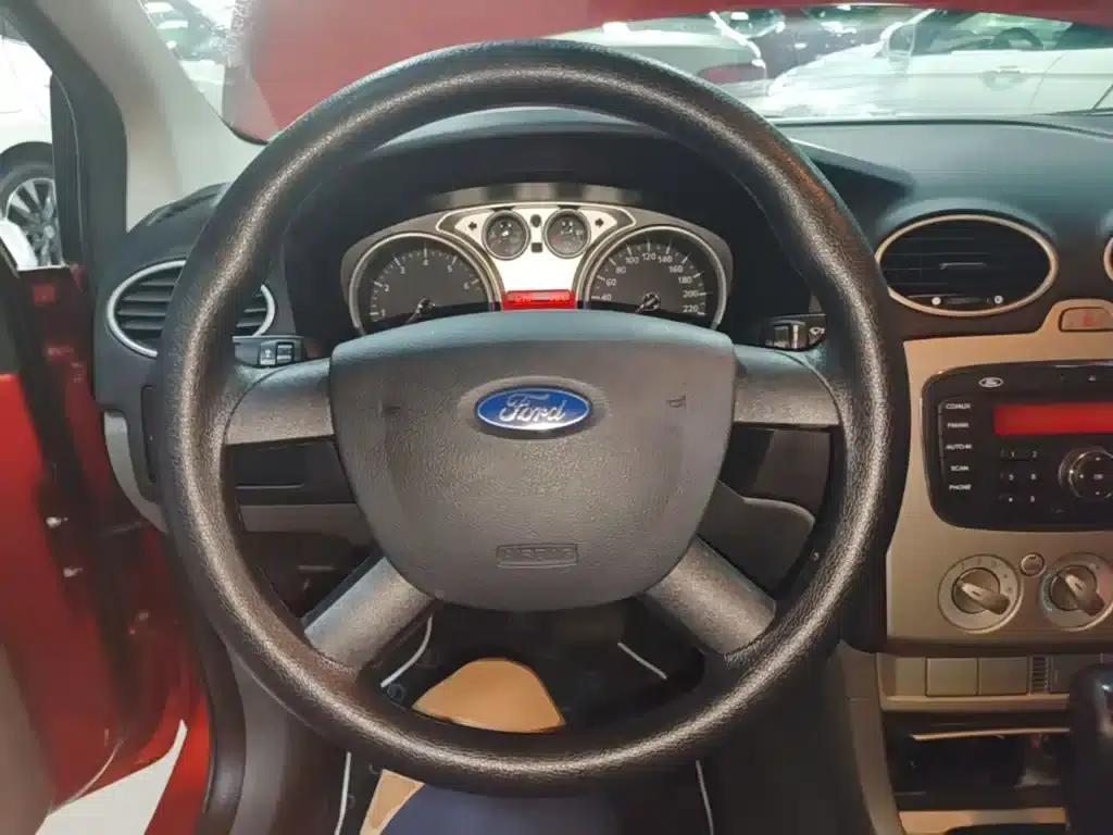Ford Focus 2013 Hatchback Classic 1.8L Automatic Basic Model — миниатюра 11