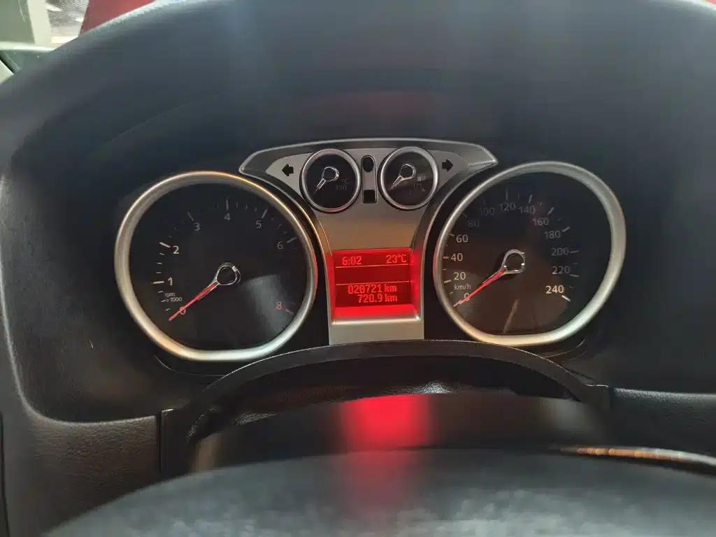 Ford Focus 2013 Hatchback Classic 1.8L Automatic Basic Model — миниатюра 12