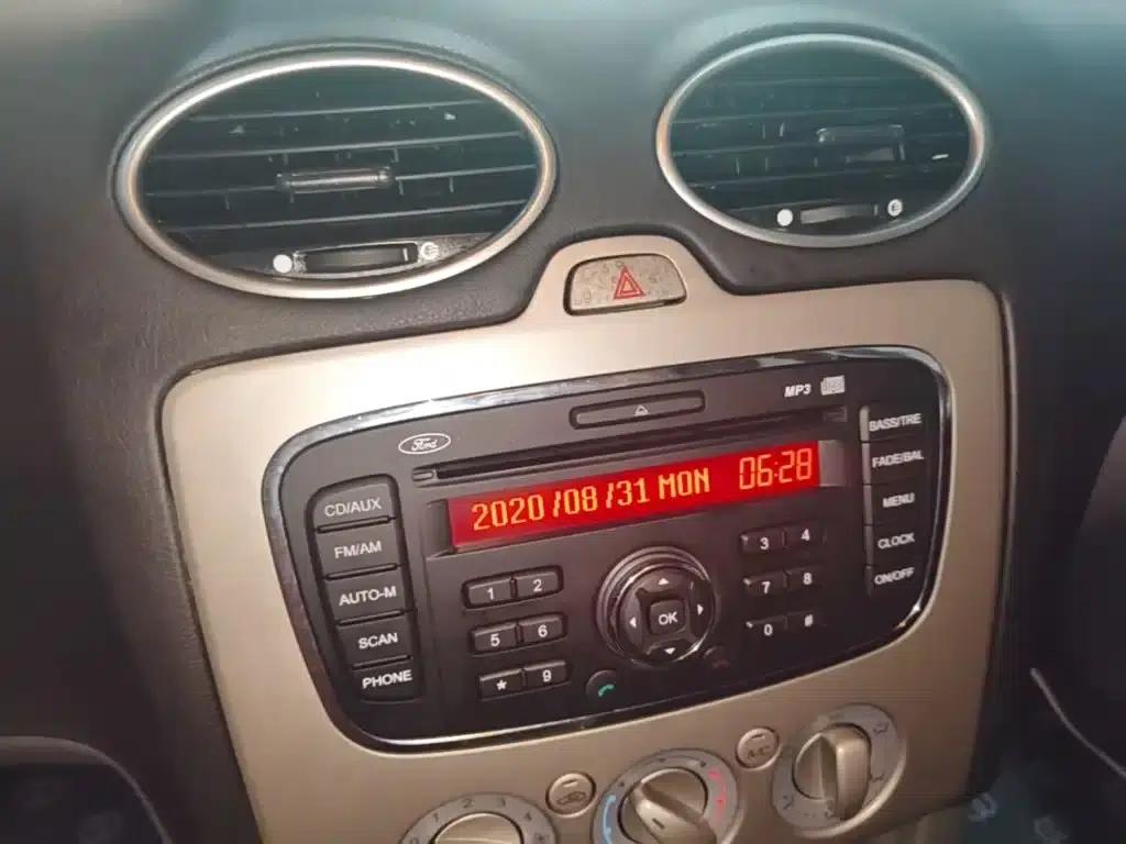 Ford Focus 2013 Hatchback Classic 1.8L Automatic Basic Model — миниатюра 13
