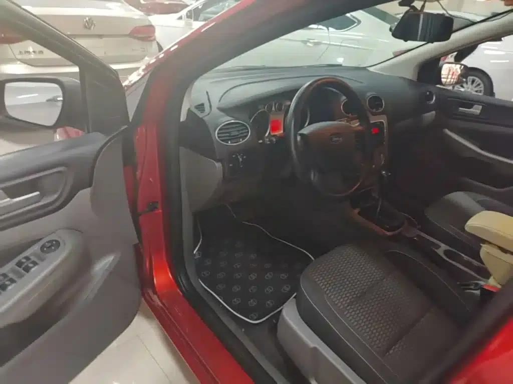 Ford Focus 2013 Hatchback Classic 1.8L Automatic Basic Model — миниатюра 16