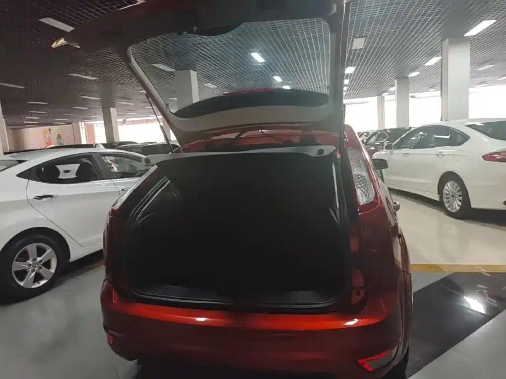 Ford Focus 2013 Hatchback Classic 1.8L Automatic Basic Model — миниатюра 19