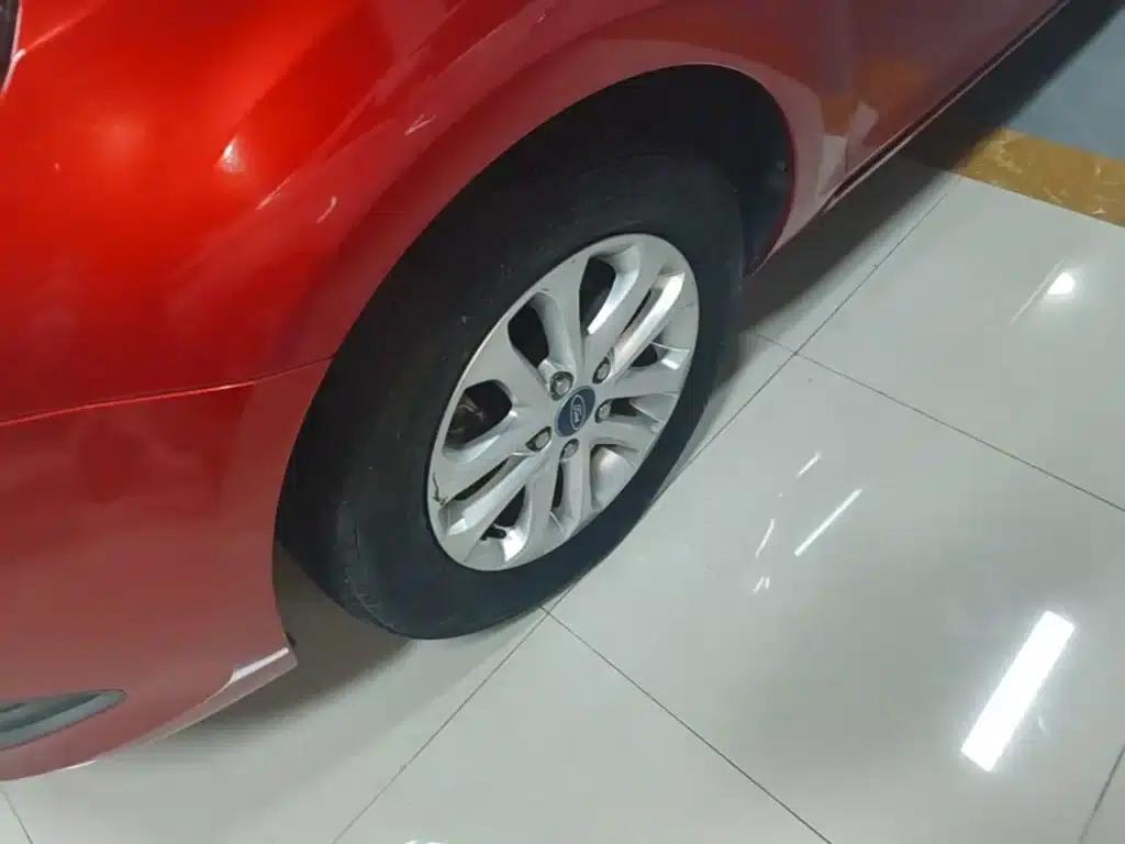 Ford Focus 2013 Hatchback Classic 1.8L Automatic Basic Model — миниатюра 23