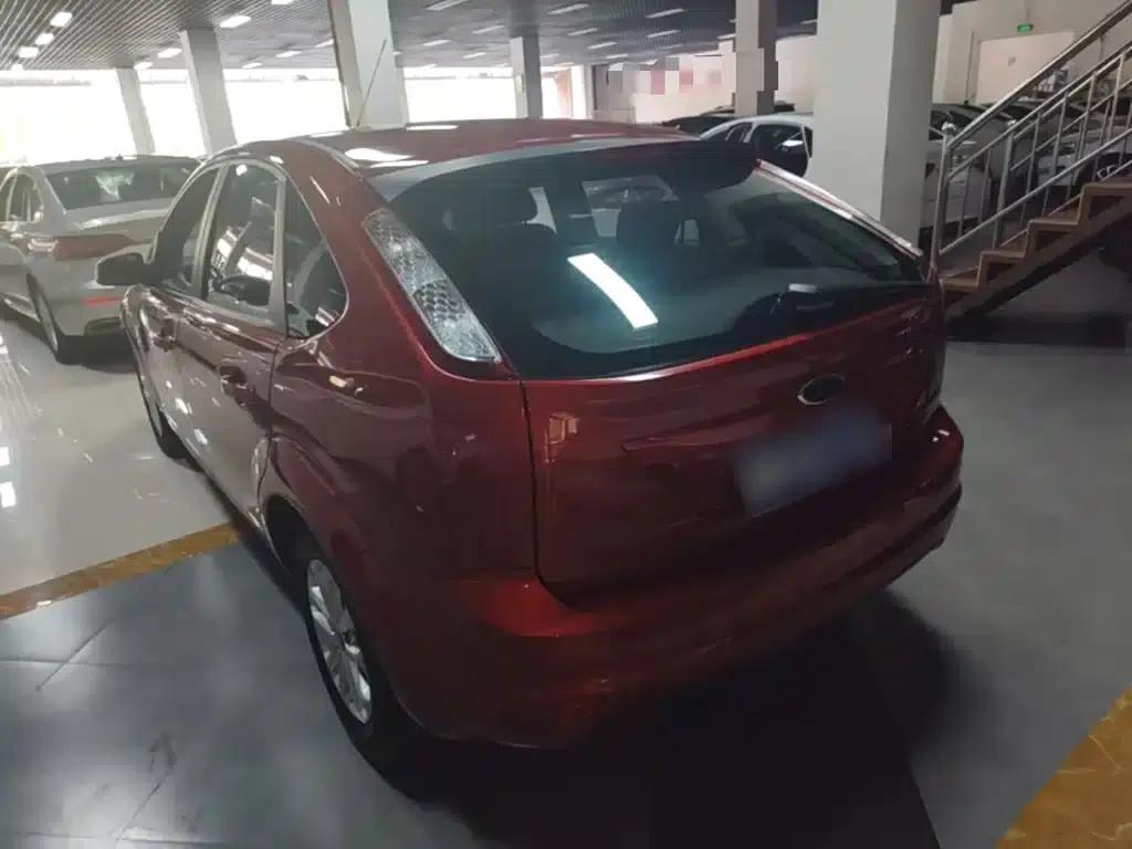 Ford Focus 2013 Hatchback Classic 1.8L Automatic Basic Model — миниатюра 5