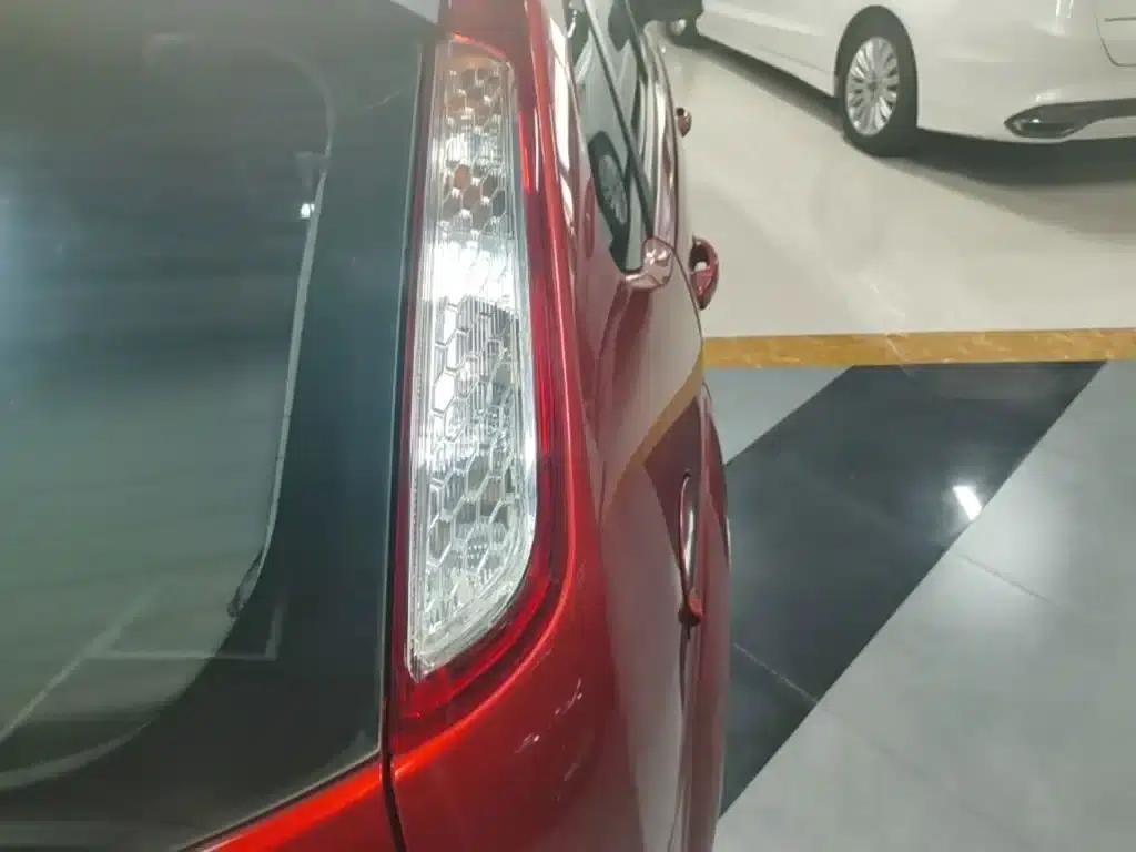 Ford Focus 2013 Hatchback Classic 1.8L Automatic Basic Model — миниатюра 8