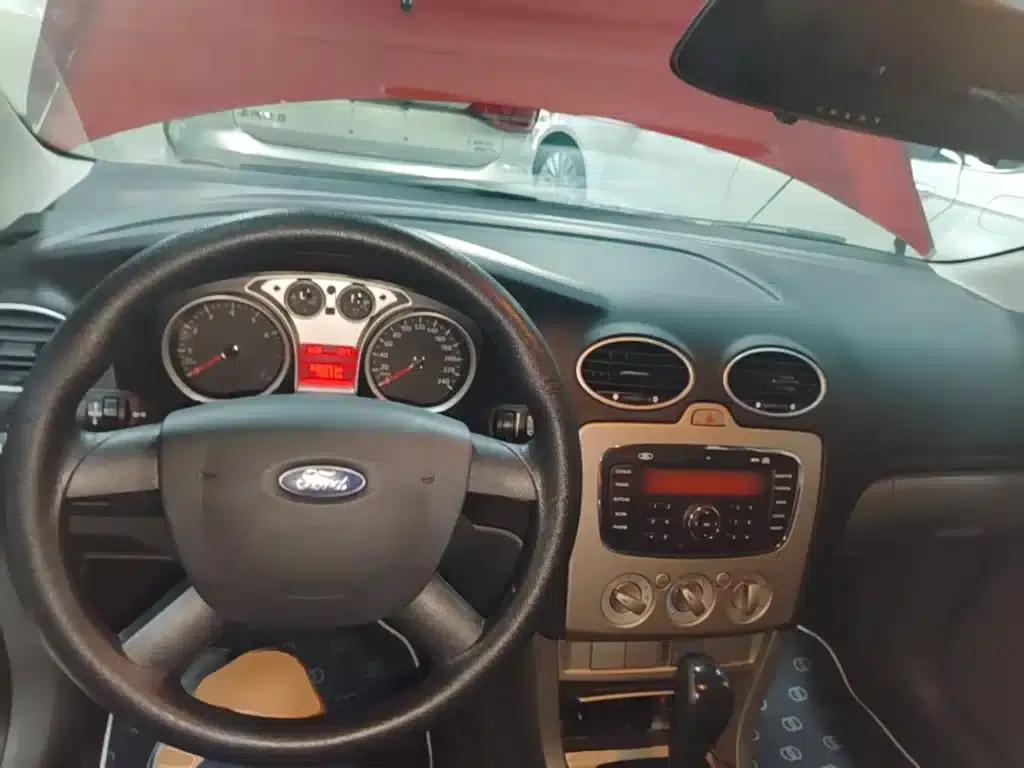 Ford Focus 2013 Hatchback Classic 1.8L Automatic Basic Model — миниатюра 10