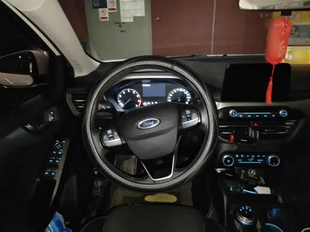 2020 Ford Focus Sedan EcoBoost 180 Automatic Trend Edition — миниатюра 3
