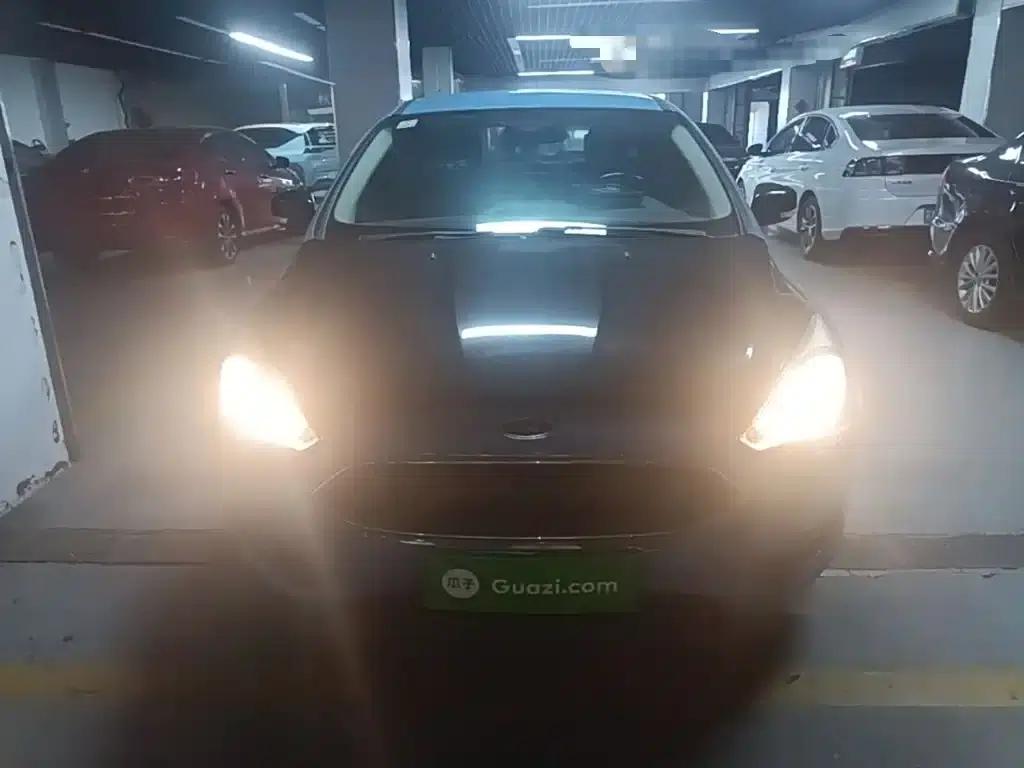 Ford Focus 2015 Hatchback 1.6L Automatic Comfort — миниатюра 1