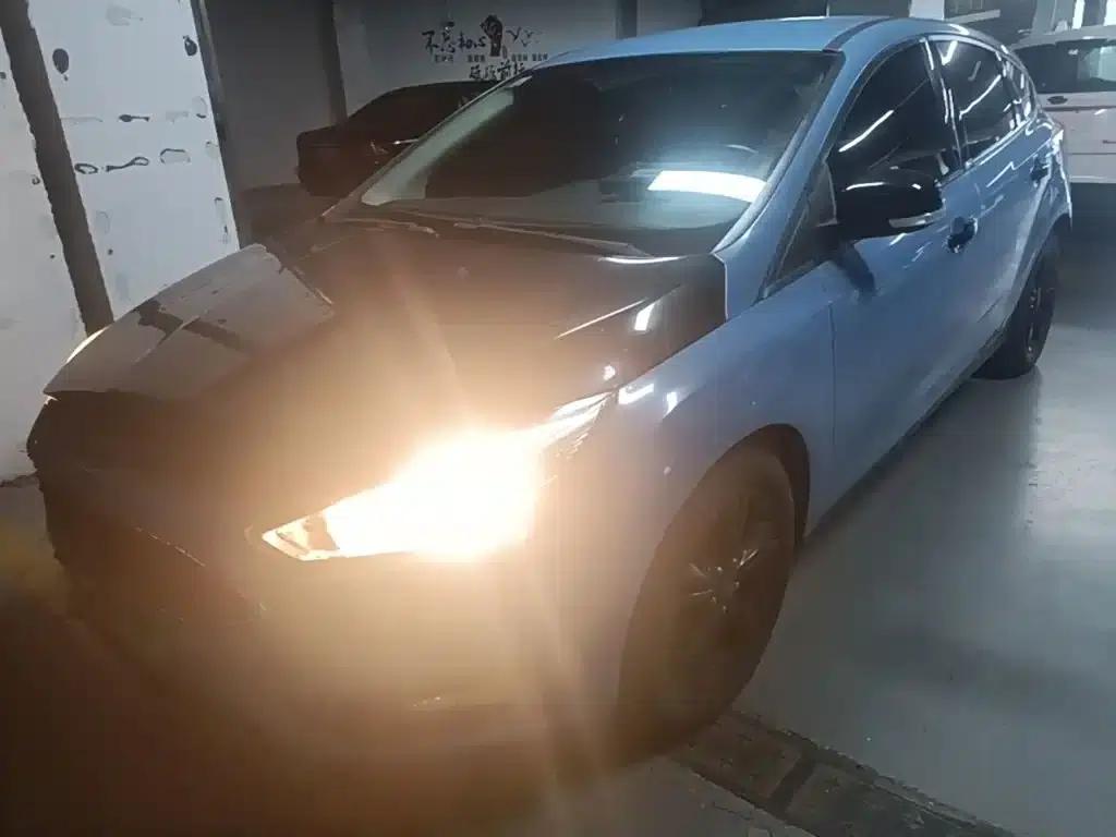 Ford Focus 2015 Hatchback 1.6L Automatic Comfort — миниатюра 2