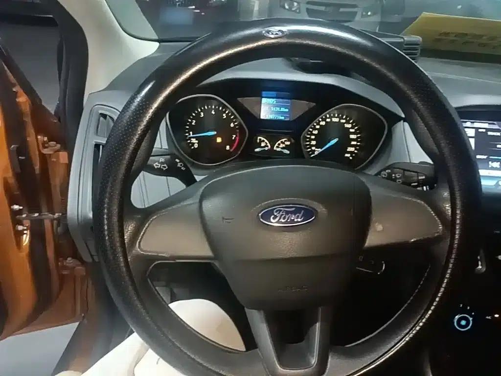 Ford Focus 2015 Hatchback 1.6L Automatic Comfort — миниатюра 11