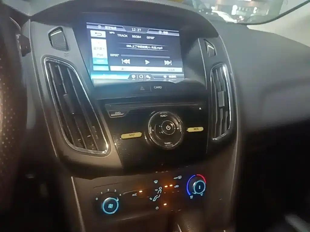 Ford Focus 2015 Hatchback 1.6L Automatic Comfort — миниатюра 13