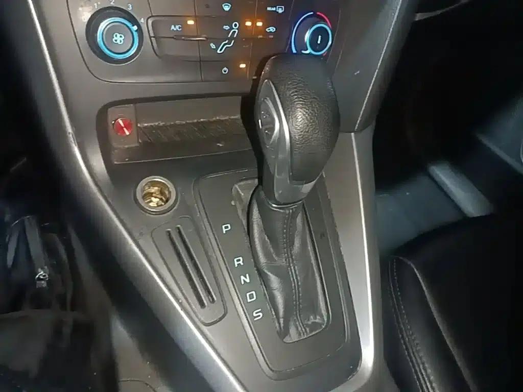 Ford Focus 2015 Hatchback 1.6L Automatic Comfort — миниатюра 14