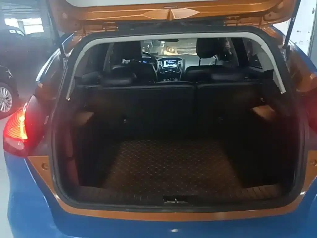 Ford Focus 2015 Hatchback 1.6L Automatic Comfort — миниатюра 19