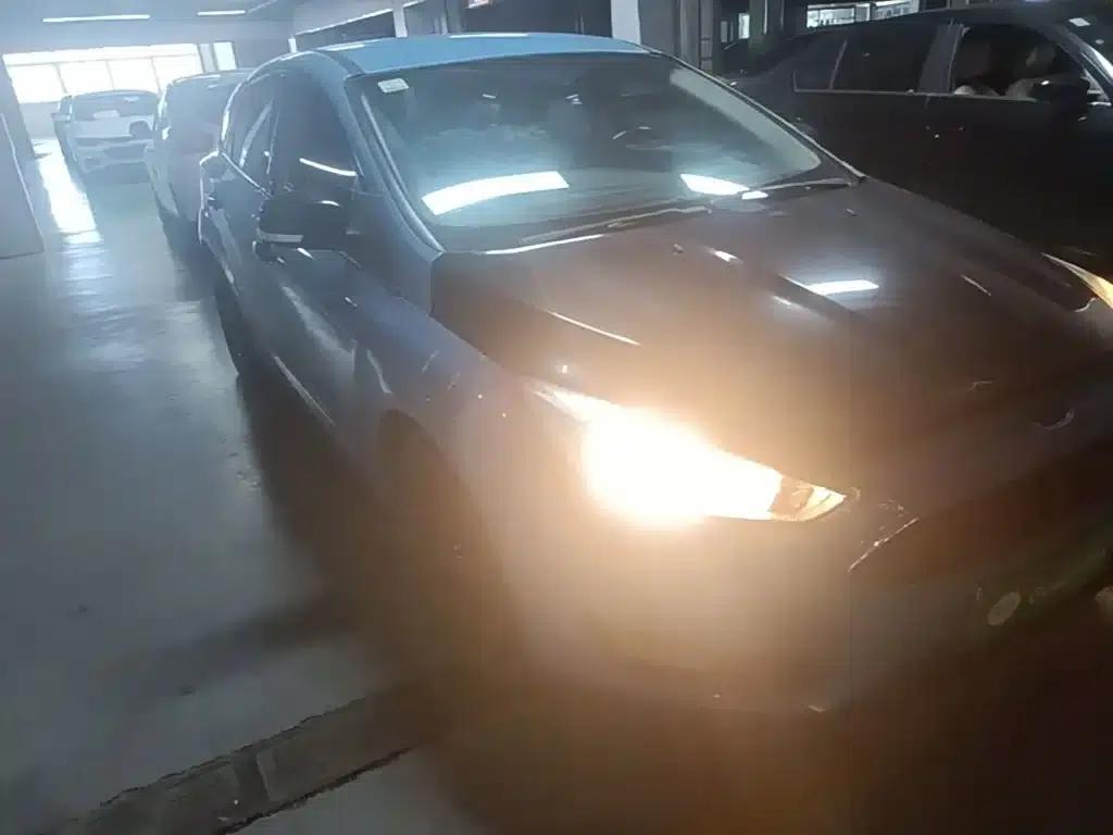 Ford Focus 2015 Hatchback 1.6L Automatic Comfort — миниатюра 4