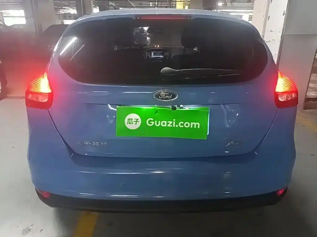Ford Focus 2015 Hatchback 1.6L Automatic Comfort — миниатюра 6