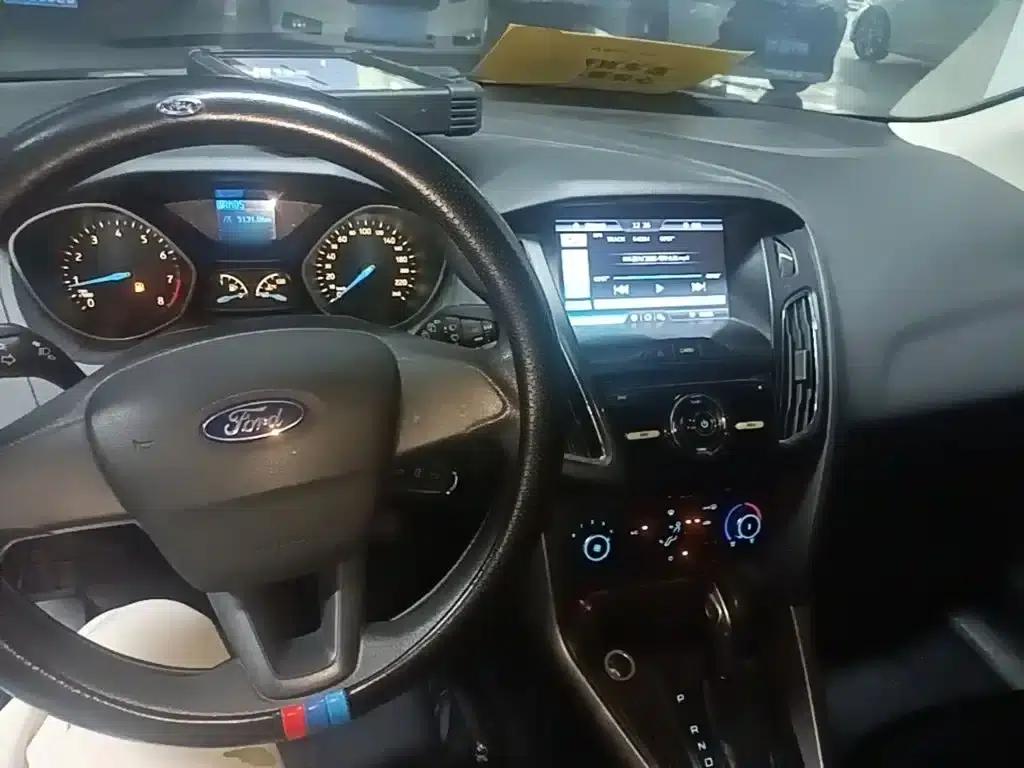 Ford Focus 2015 Hatchback 1.6L Automatic Comfort — миниатюра 10