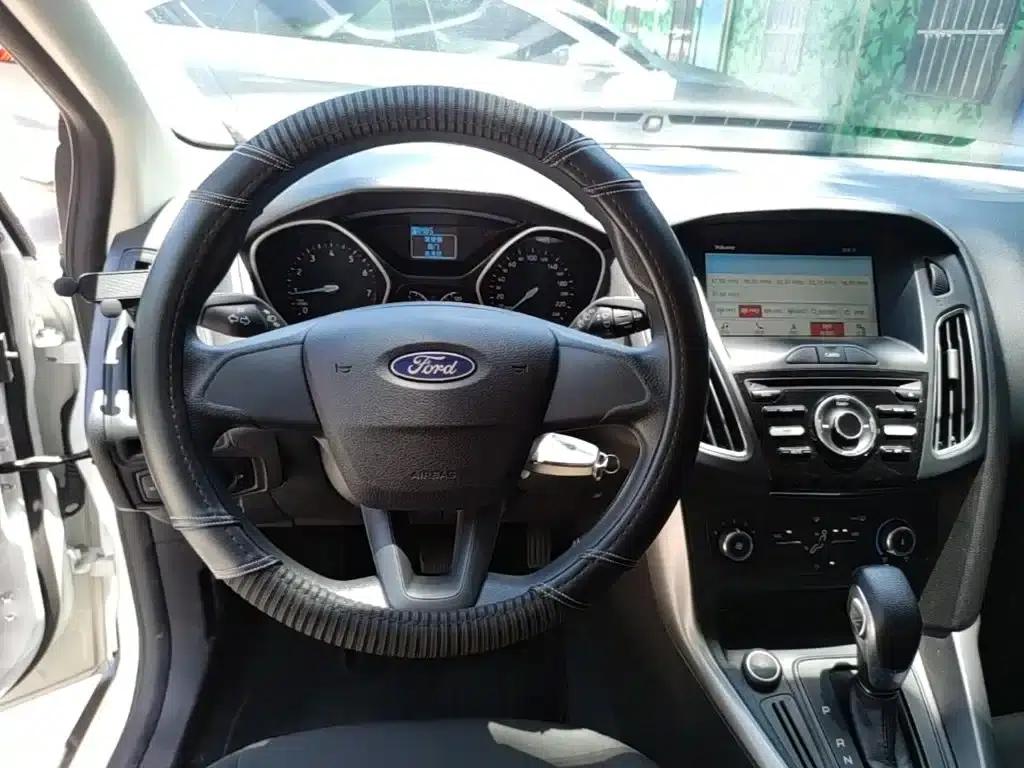 Ford Focus 2017 Hatchback 1.6L Automatic Comfort Smart Edition — миниатюра 11