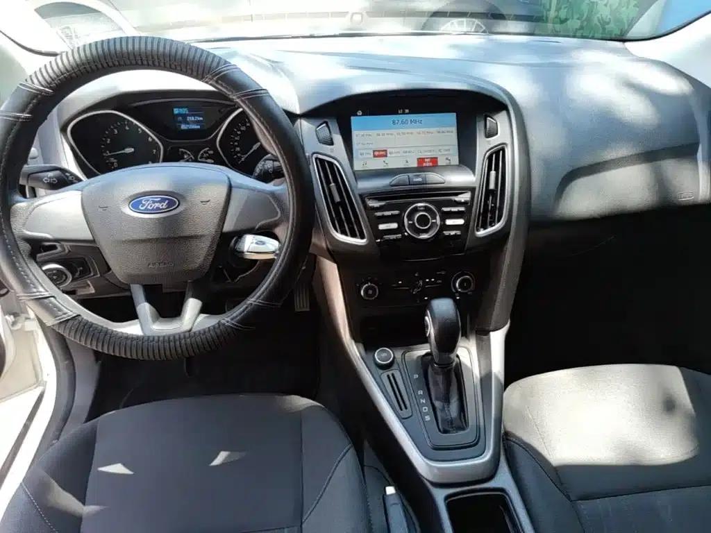 Ford Focus 2017 Hatchback 1.6L Automatic Comfort Smart Edition — миниатюра 13