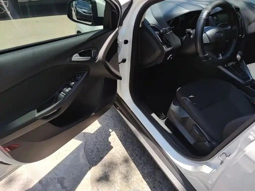 Ford Focus 2017 Hatchback 1.6L Automatic Comfort Smart Edition — миниатюра 16