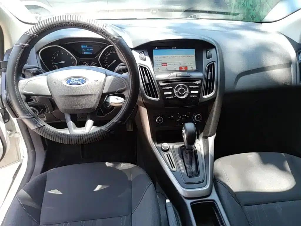 Ford Focus 2017 Hatchback 1.6L Automatic Comfort Smart Edition — миниатюра 10