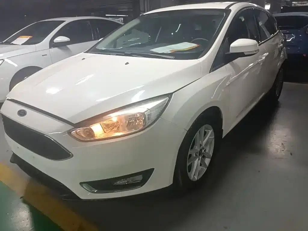 Ford Focus 2015 Hatchback 1.6L Automatic Fashion Edition — миниатюра 1