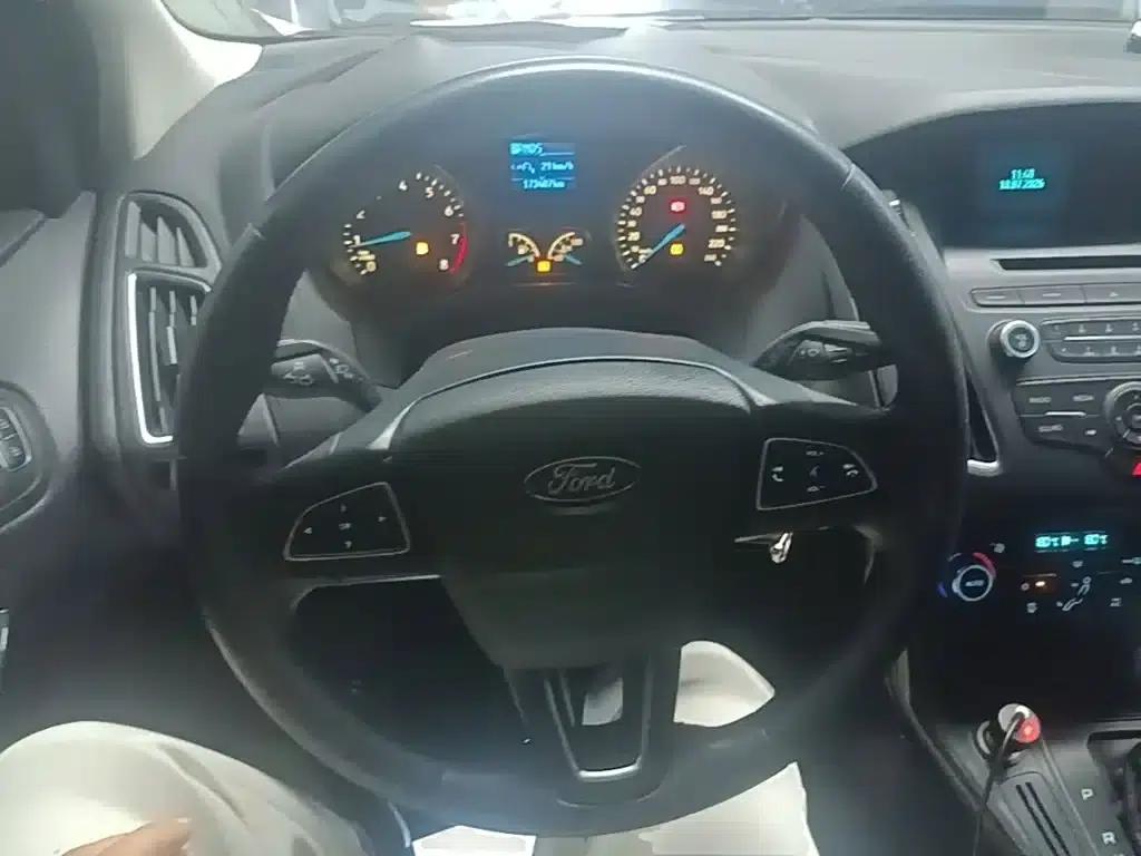 Ford Focus 2015 Hatchback 1.6L Automatic Fashion Edition — миниатюра 11