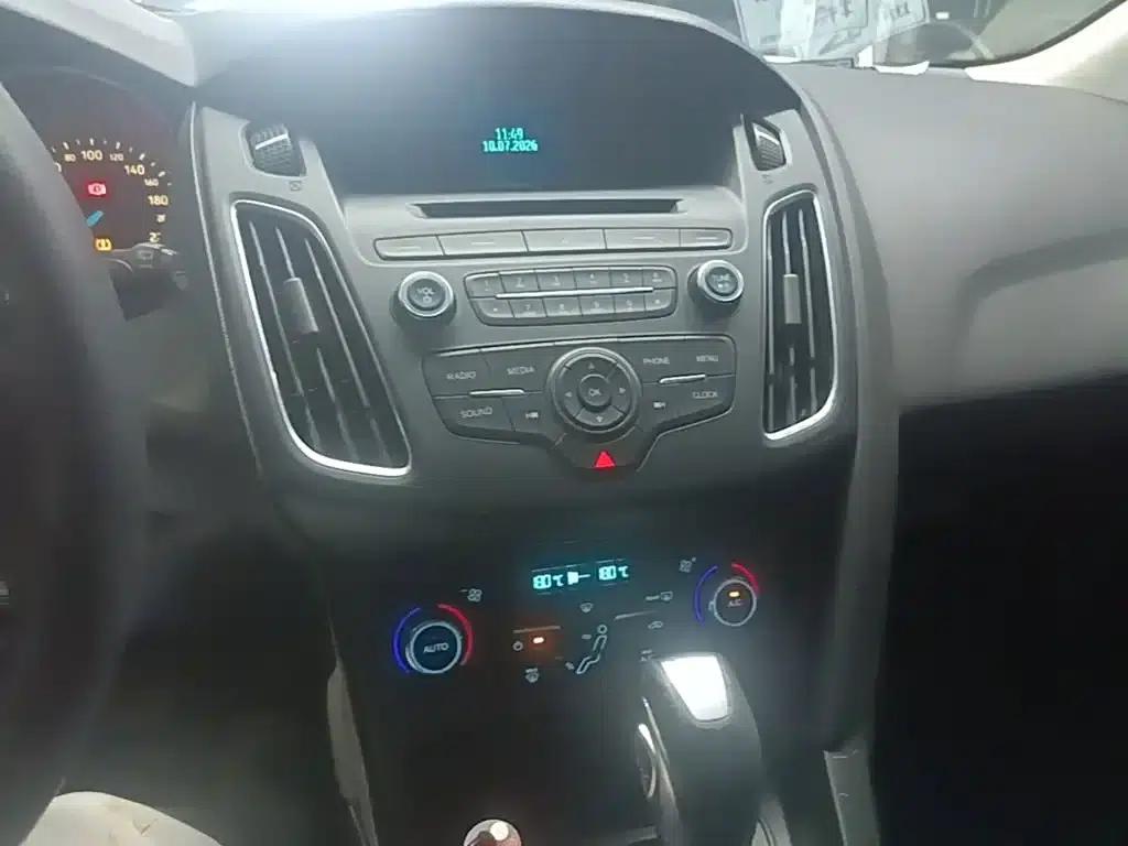 Ford Focus 2015 Hatchback 1.6L Automatic Fashion Edition — миниатюра 13
