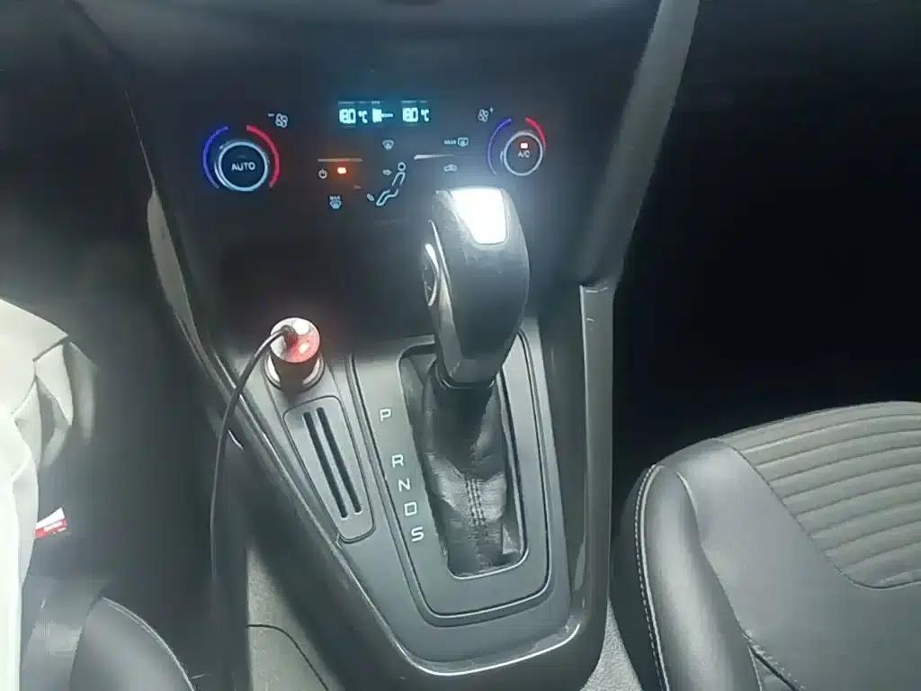 Ford Focus 2015 Hatchback 1.6L Automatic Fashion Edition — миниатюра 14