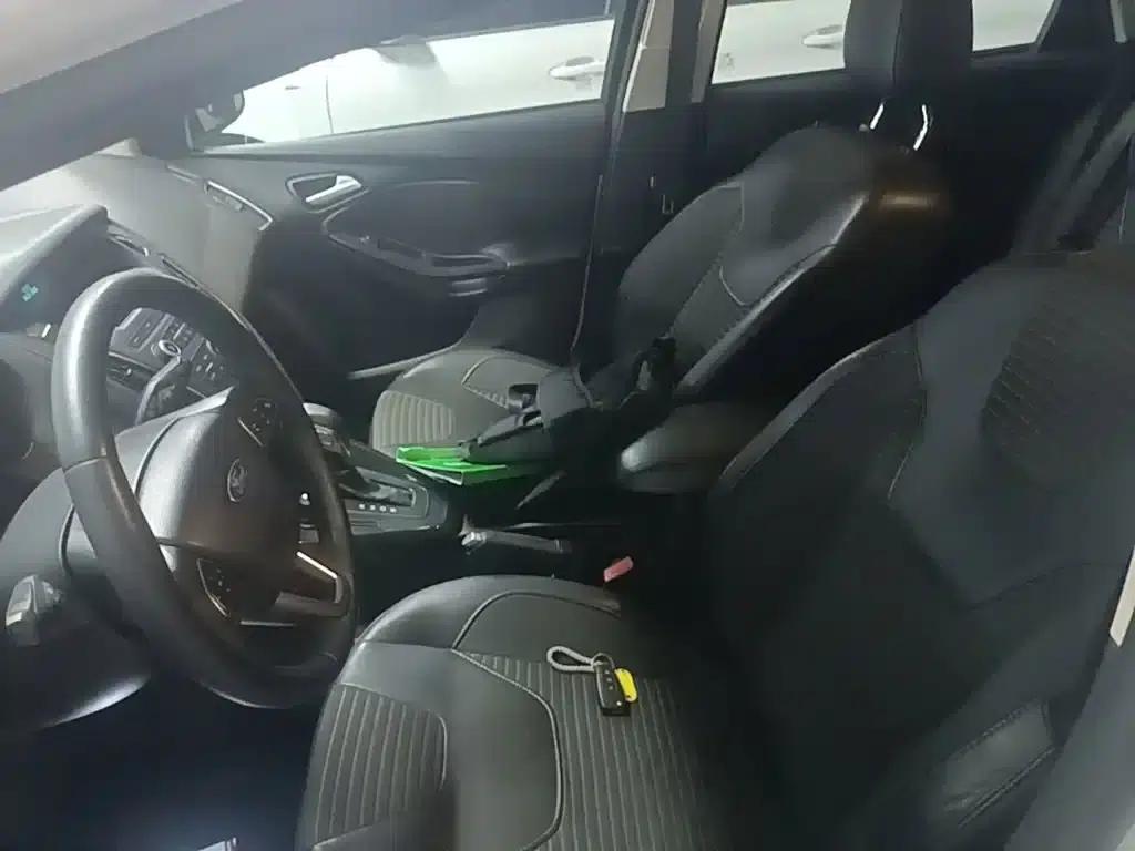 Ford Focus 2015 Hatchback 1.6L Automatic Fashion Edition — миниатюра 15