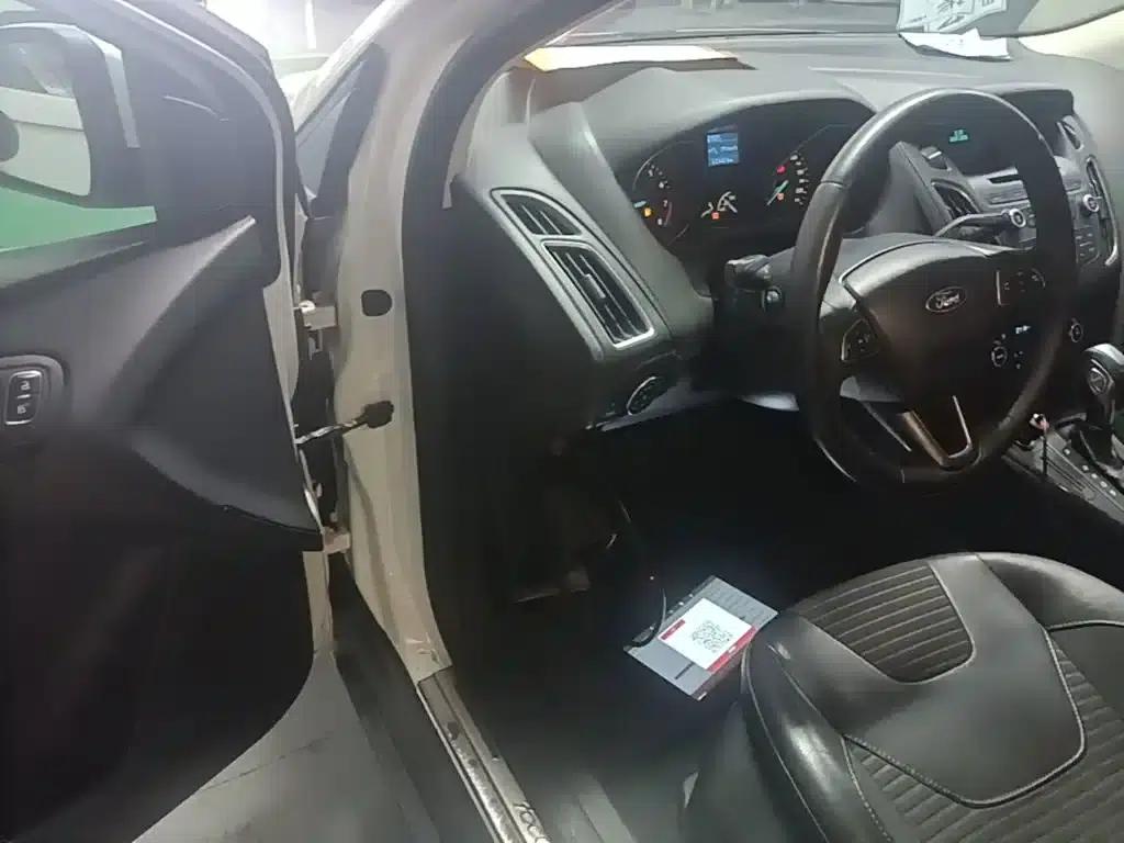 Ford Focus 2015 Hatchback 1.6L Automatic Fashion Edition — миниатюра 16